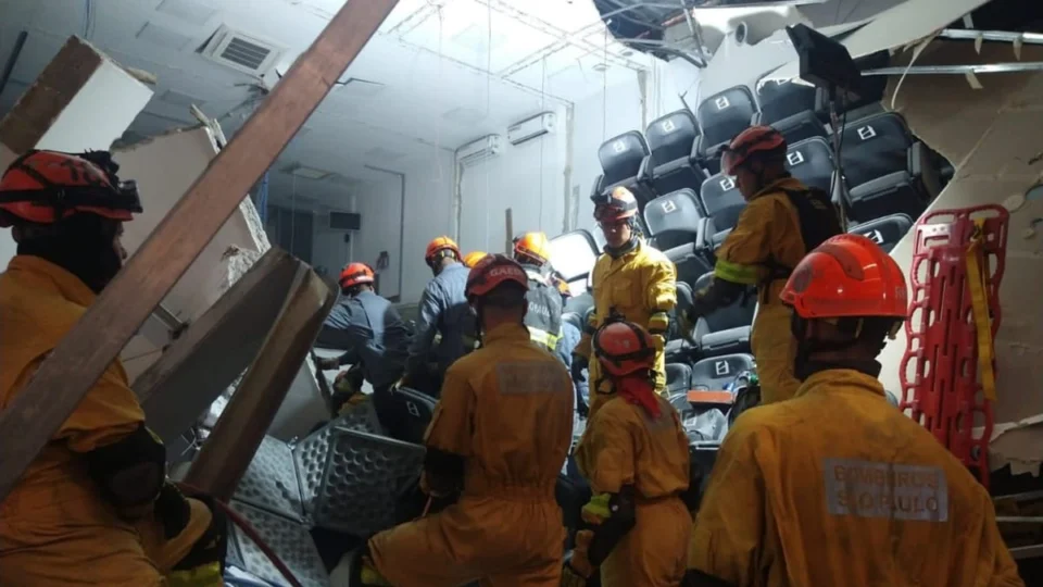 Arquibancada desaba durante evento político e deixa mortos e feridos em SP