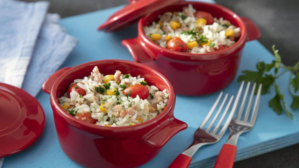 Receita Fácil: aprenda a fazer arroz cremoso de milho e linguiça