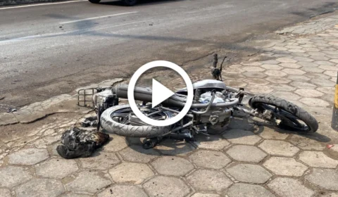 VÍDEO: moto pega fogo na avenida André Araújo e deixa idoso ferido, na Zona Sul de Manaus