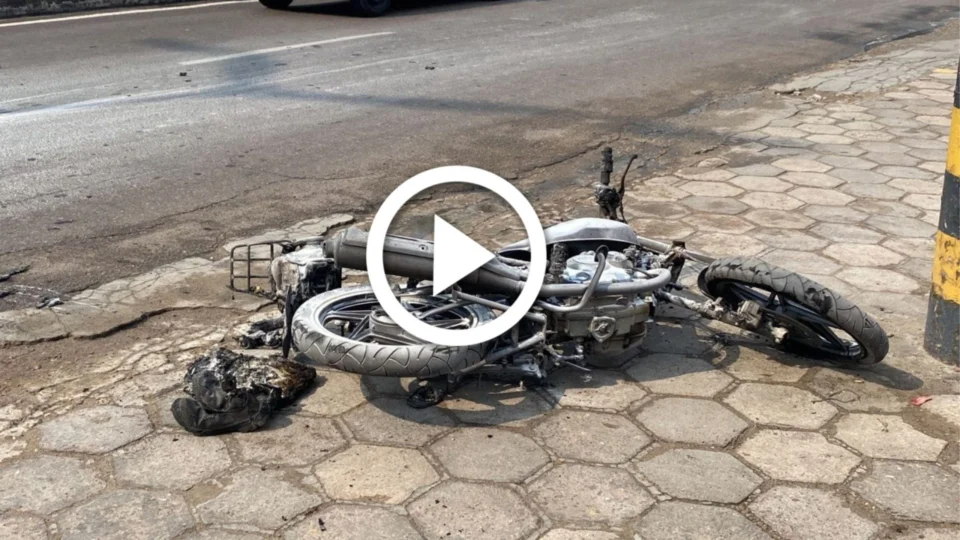 VÍDEO: moto pega fogo na avenida André Araújo e deixa idoso ferido, na Zona Sul de Manaus
