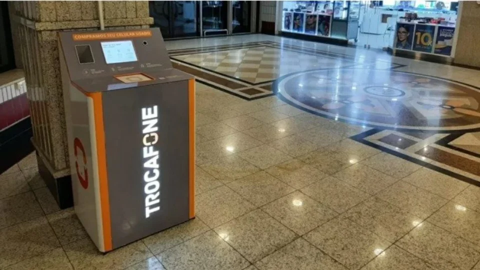 Máquina avalia e compra celulares usados fazendo pagamento via Pix na hora