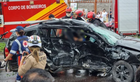 Acidente de carro deixa dois mortos e quatro feridos em Manaus