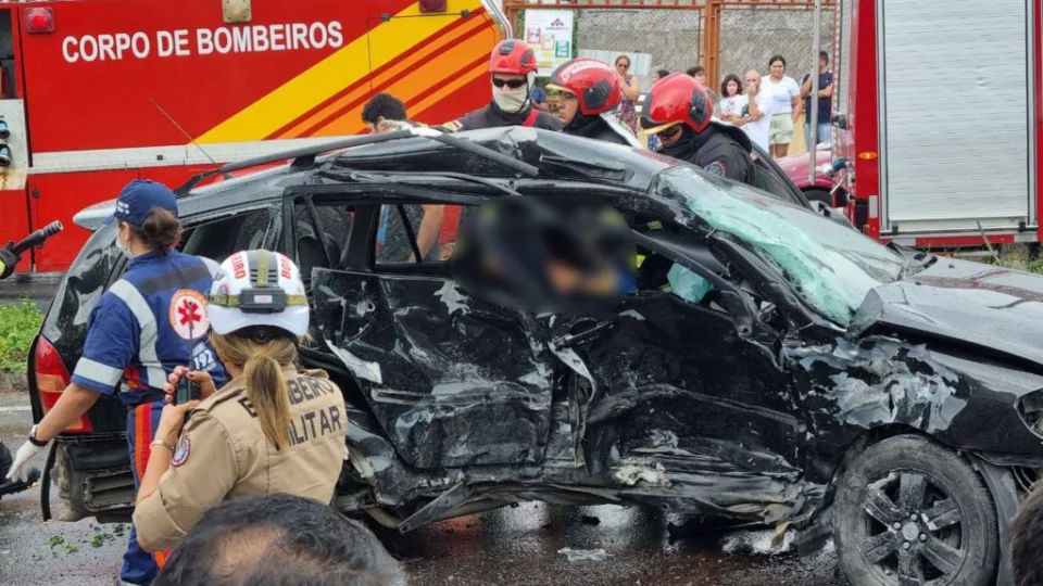 Acidente de carro deixa dois mortos e quatro feridos em Manaus