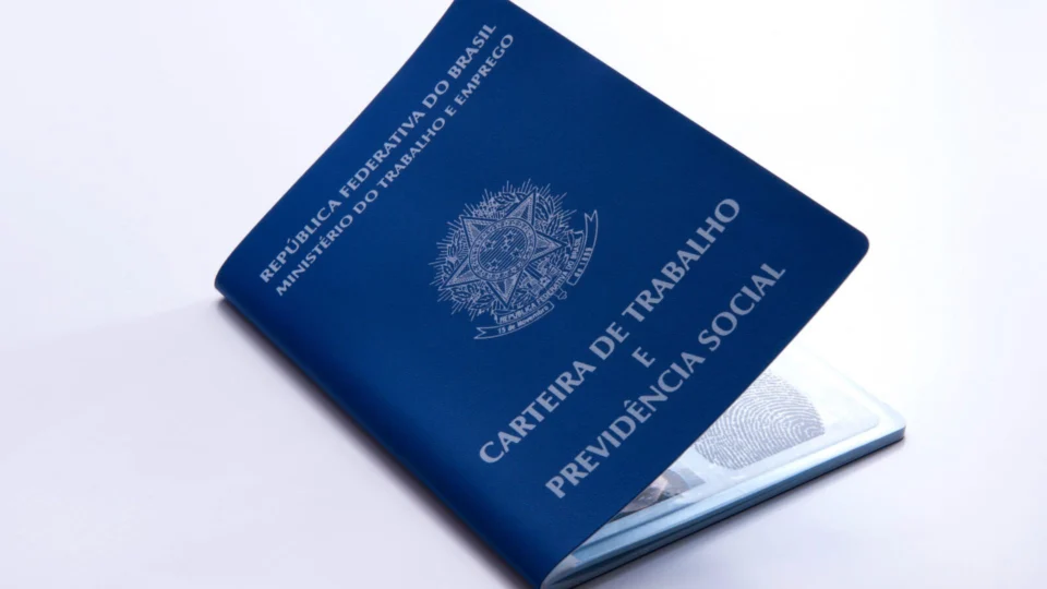 Salário médio de contratação pelo regime de CLT cai 5,6% em 1 ano no Brasil