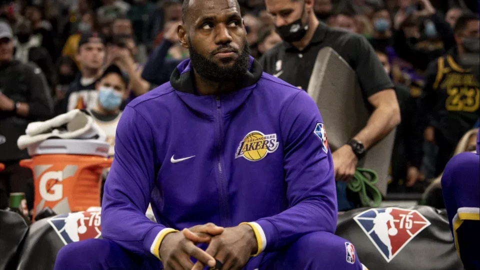 Astro da NBA LeBron James desabafa após morte de 18 crianças e professora no Texas: ‘isso tem que mudar!’