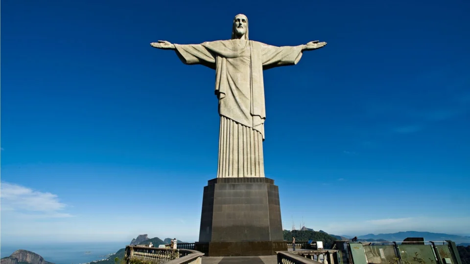 Bolsonaro assina acordo que permite livre acesso ao Cristo Redentor e parte das receitas de ingressos à igreja católica