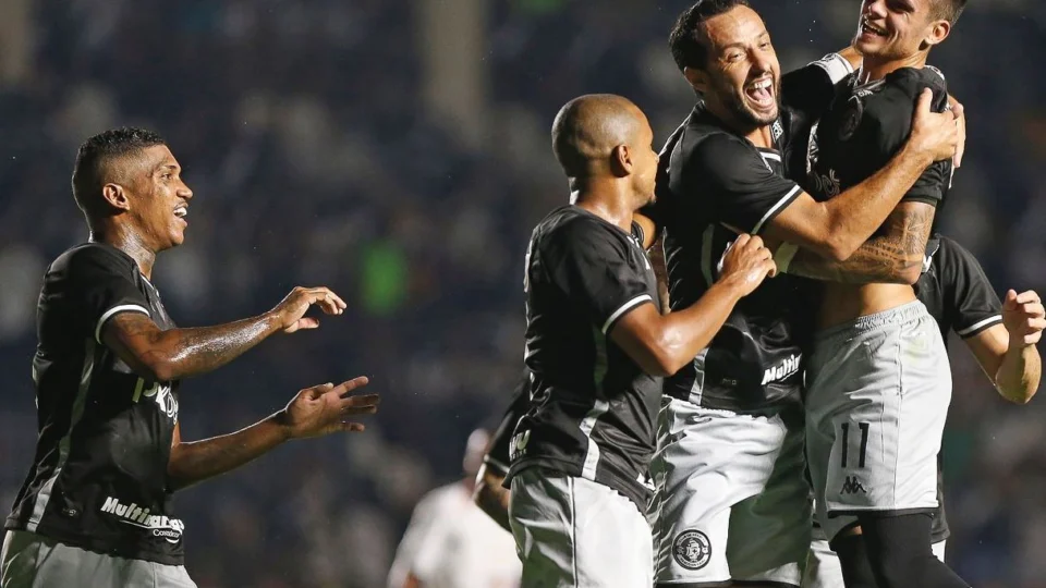 Vasco passeia e mete 3 a 0 no Operário pela 14ª rodada da Série B do Brasileiro e fica a 1 ponto do líder Cruzeiro que tem 31