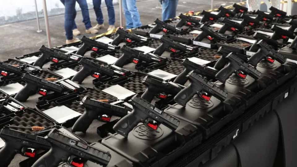 No AM, projeto de lei prevê que policiais adquiram armas diretamente das corporações