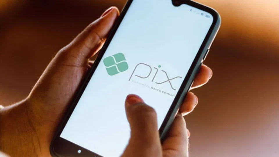 Casal que fazia golpe do PIX é preso em caixa eletrônico após sacar R$ 18 mil, em SP