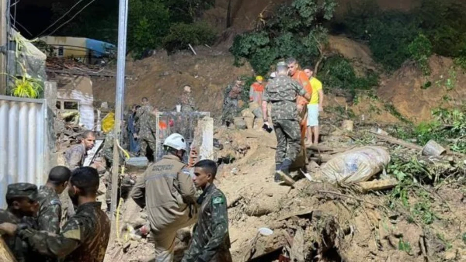 Passa de 50 o número de mortos e somam 56 desaparecidos após chuvas em Recife