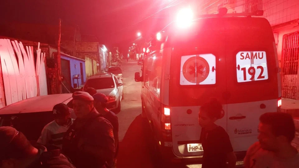 VÍDEO: suspeitos de assaltos ficam gravemente feridos após serem espancados pela população, em Manaus