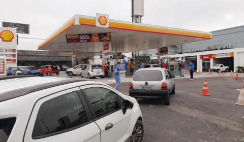 VÍDEO: posto de combustível vende litro da gasolina a R$ 5,88, em Manaus; motoristas formam longa fila