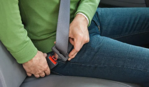 Passageiro de aplicativo de carona que não usar cinto pode perder corrida