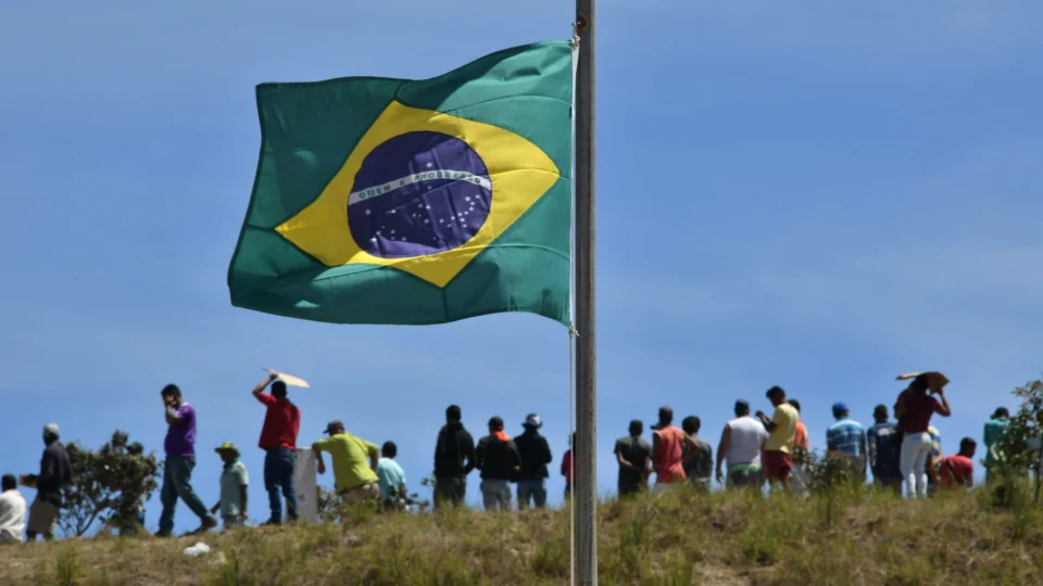Eleições 2022: mais de 697 mil brasileiros no exterior estão aptos a votar para presidente e vice