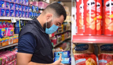 Mais de 20 kg de alimentos e produtos de limpeza vencidos são apreendidos em mercadinho de Manaus