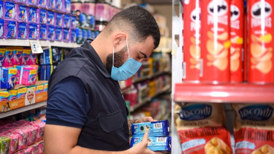 Mais de 20 kg de alimentos e produtos de limpeza vencidos são apreendidos em mercadinho de Manaus