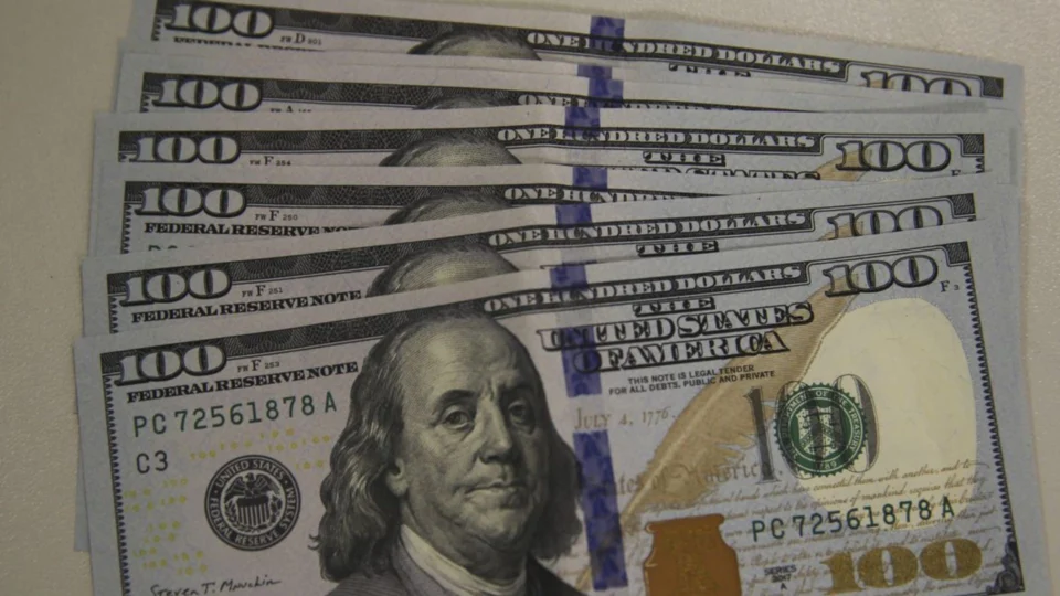 Dólar fecha estável e bolsa cai 0,91% em dia instável