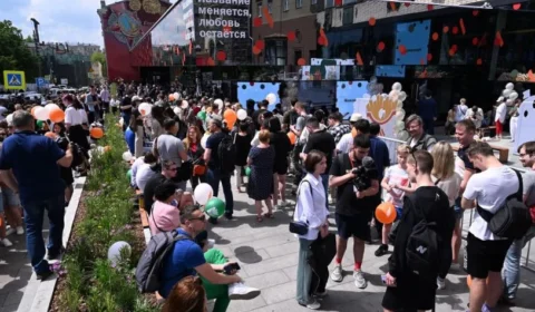 Com filas, lojas do McDonald’s reabrem com novo nome na Rússia