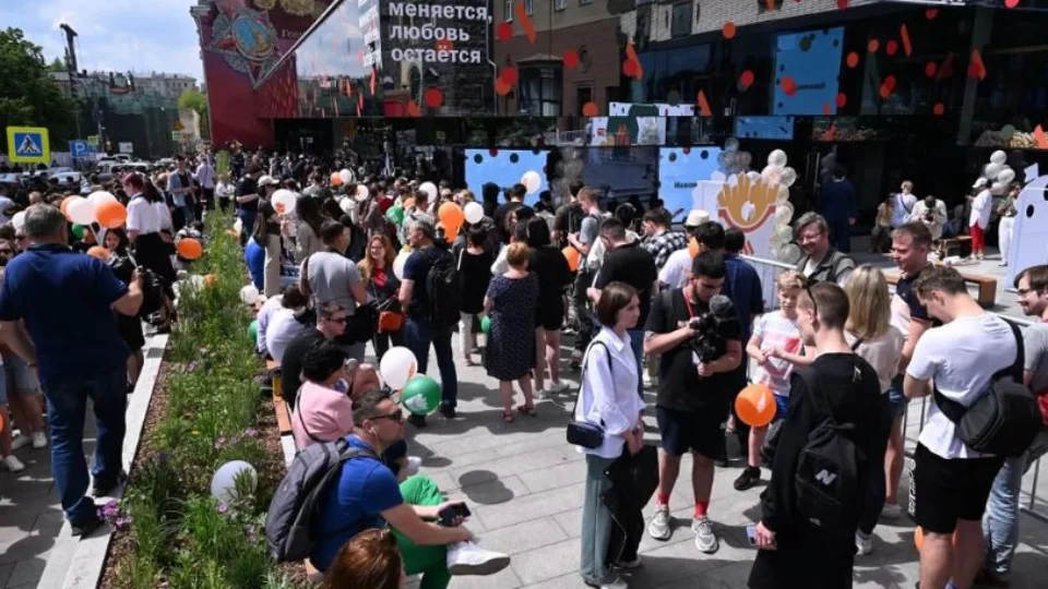 Com filas, lojas do McDonald’s reabrem com novo nome na Rússia