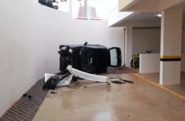 Mulher pula de carro antes de veículo cair de uma altura de 3 metros em estacionamento de condomínio, em Santa Catarina