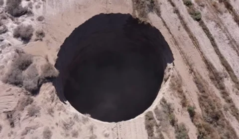 Autoridades do Chile investigam origem de buraco de 200 metros de profundidade no Atacama