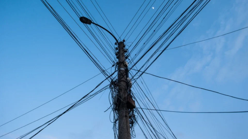 Aleam aprova PL que dispõe de alinhamento e retirada de fios desordenados de postes no AM