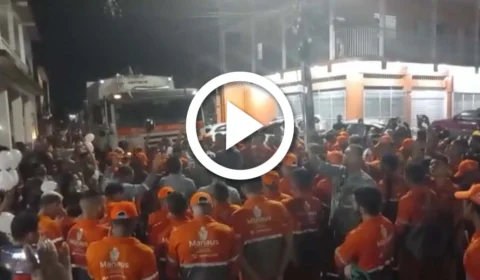 VÍDEO: amigos e moradores fazem homenagens a gari morto no local do crime em Manaus