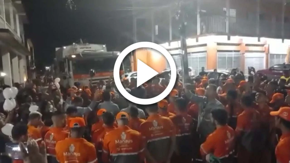 VÍDEO: amigos e moradores fazem homenagens a gari morto no local do crime em Manaus