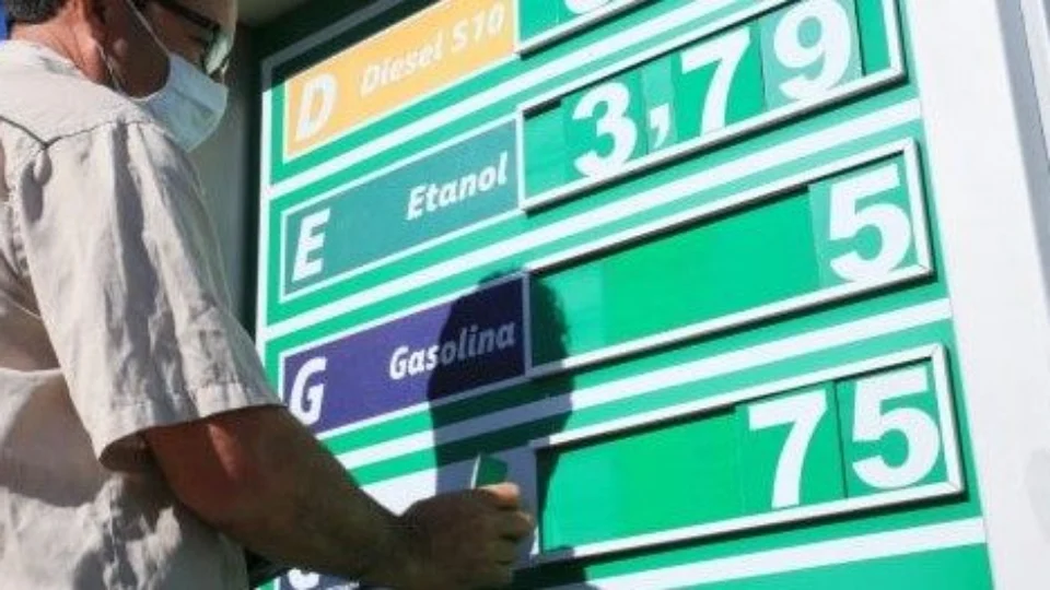 Petrobrás anuncia redução de R$ 0,18 por litro no preço da gasolina no país