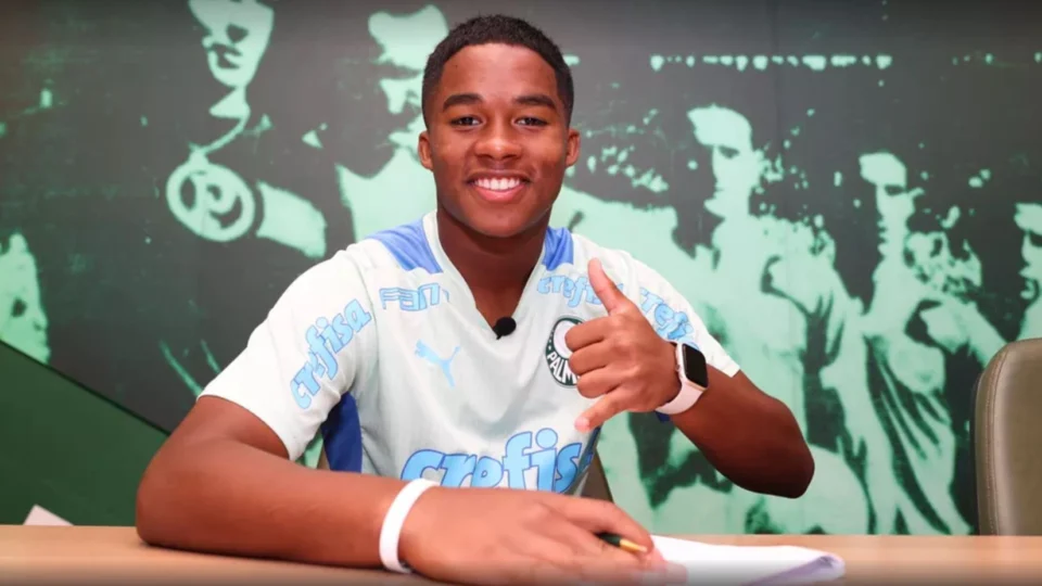 Endrick completa 16 anos, assina contrato profissional com Palmeiras de 3 anos e está à disposição de Abel Ferreira