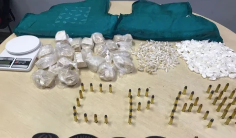 Homem é preso com 408 porções de drogas e munições na Compensa, em Manaus