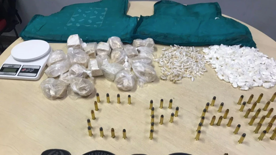 Homem é preso com 408 porções de drogas e munições na Compensa, em Manaus