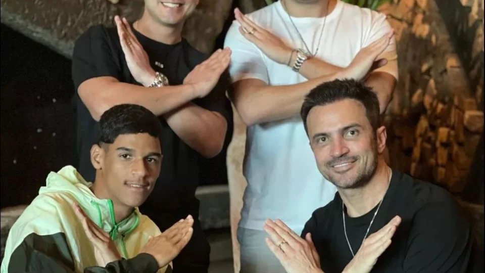 Ídolo do futsal mundial Falcão é mais novo agenciador do influenciador digital ‘Luva de Pedreiro’
