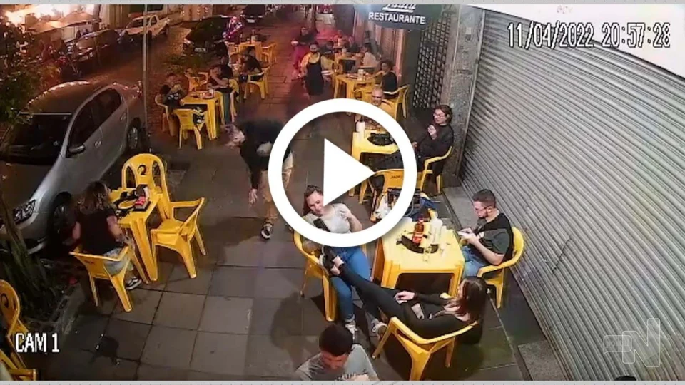 VÍDEO: cliente de bar é ‘atacado’ por barata em Porto Alegre e reação viraliza nas redes sociais