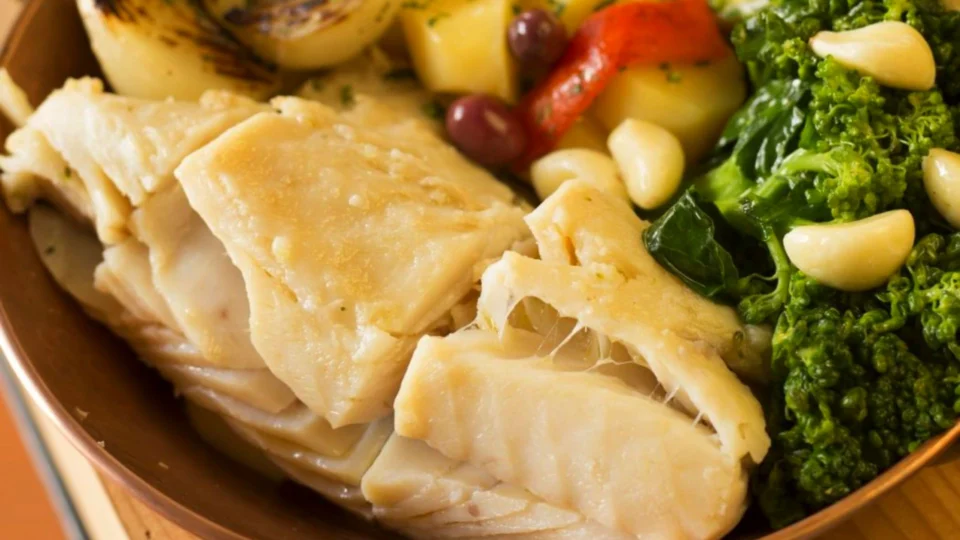 Receita fácil: aprenda a fazer bacalhau fit com batata e brócolis