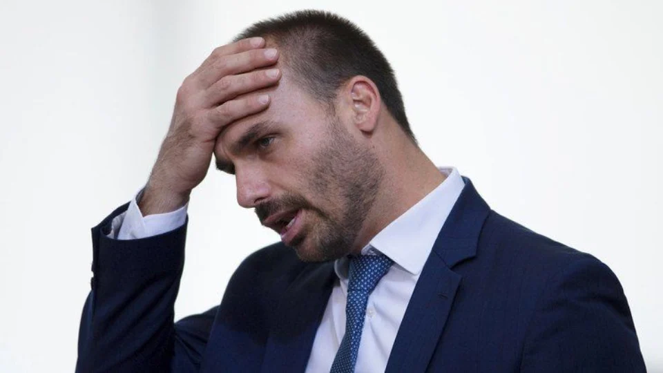 Justiça condena Eduardo Bolsonaro a pagar R$ 25 mil a Omar Aziz por publicação insinuando pedofilia