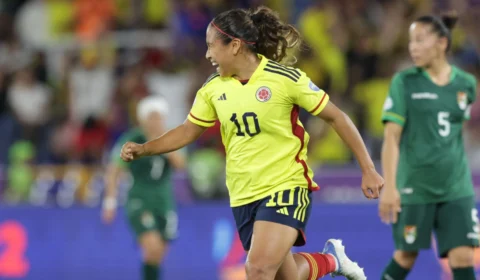 Colômbia derrota Bolívia por 3 a 0 e se isola na liderança do Grupo A