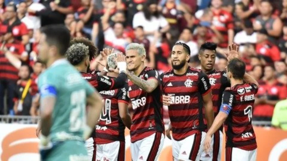 Com gol salvador de Pedro, Flamengo vence Goiás por 1 a 0 pelo Brasileirão