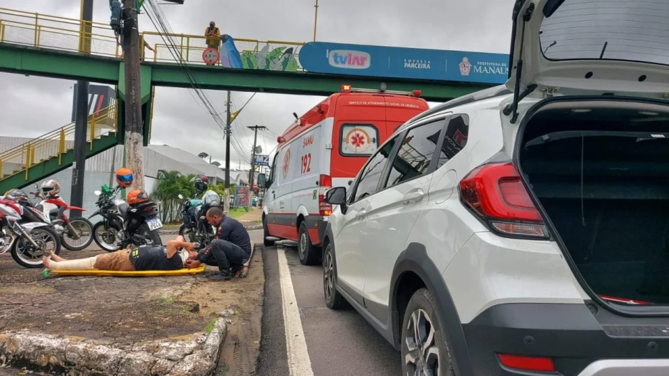 Acidente entre carro e moto deixa duas pessoas feridas na Zona Centro-Sul de Manaus