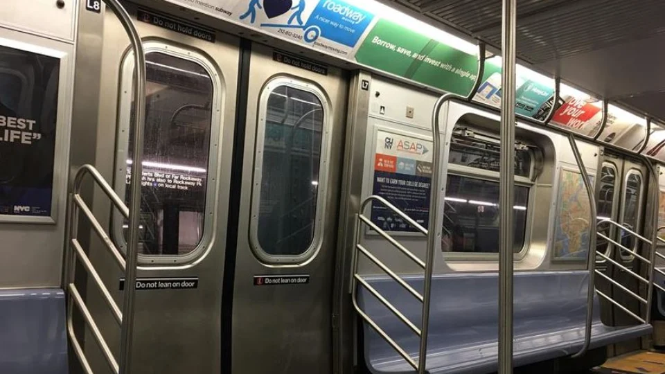Passageiro prende calça em metrô e morre ao ser arrastado, em Nova York