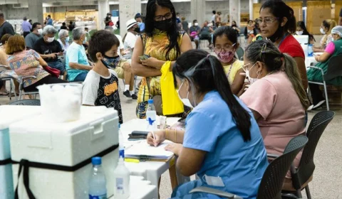 Primeiro dia de reabertura para vacinação contra Covid-19 no Vasco Vasques tem movimento intenso, em Manaus