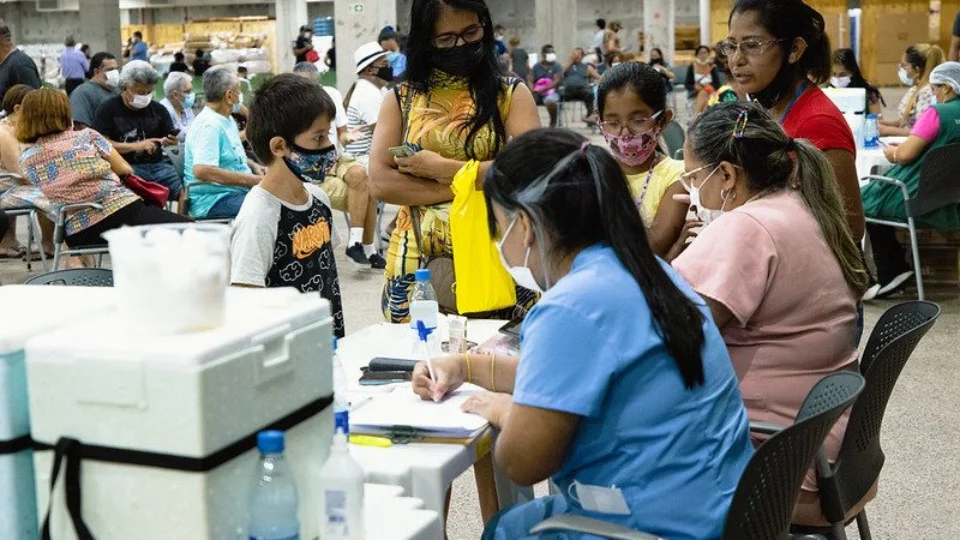 Primeiro dia de reabertura para vacinação contra Covid-19 no Vasco Vasques tem movimento intenso, em Manaus
