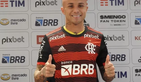 Ao lado da família, Everton Cebolinha é apresentado oficialmente no Flamengo