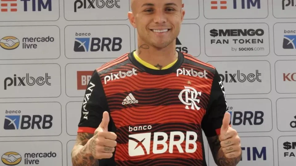 Ao lado da família, Everton Cebolinha é apresentado oficialmente no Flamengo