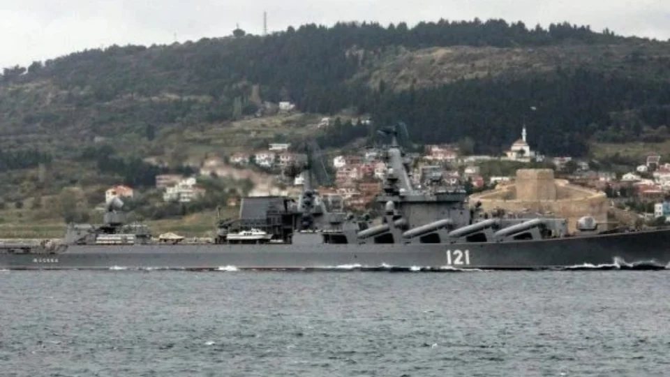 Navio de guerra russo afunda no Mar Negro após explosão