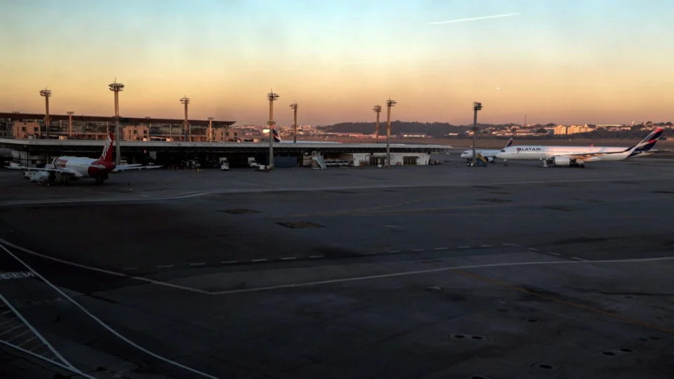 Passageiro de Bangladesh é preso suspeito de importunar sexualmente jovem no aeroporto de SP