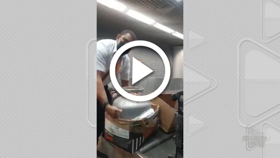 VÍDEO: mulher tenta despachar botijão de gás em voo em Recife