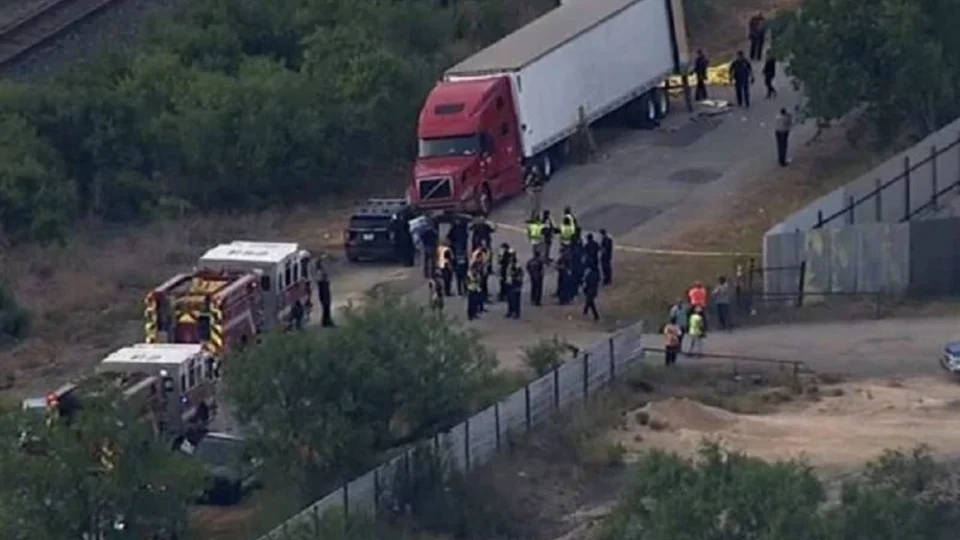 Mais de 40 corpos são encontrados em uma carreta de caminhão no Texas, EUA