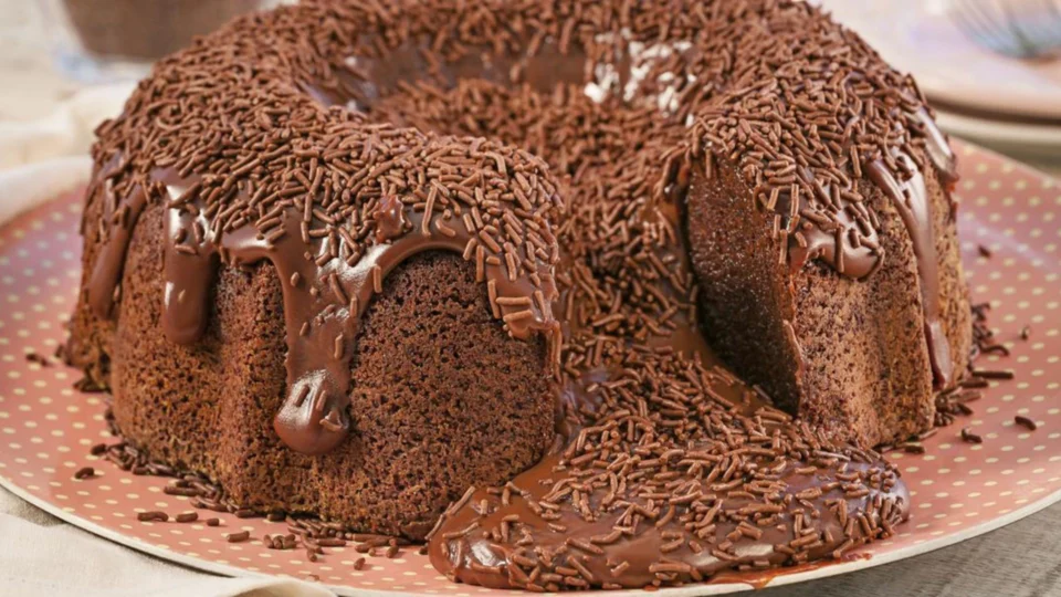 Receita Fácil: aprenda a fazer bolo vulcão de brigadeiro