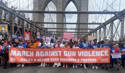 Americanos vão às ruas protestrar contra cultura de armas no país